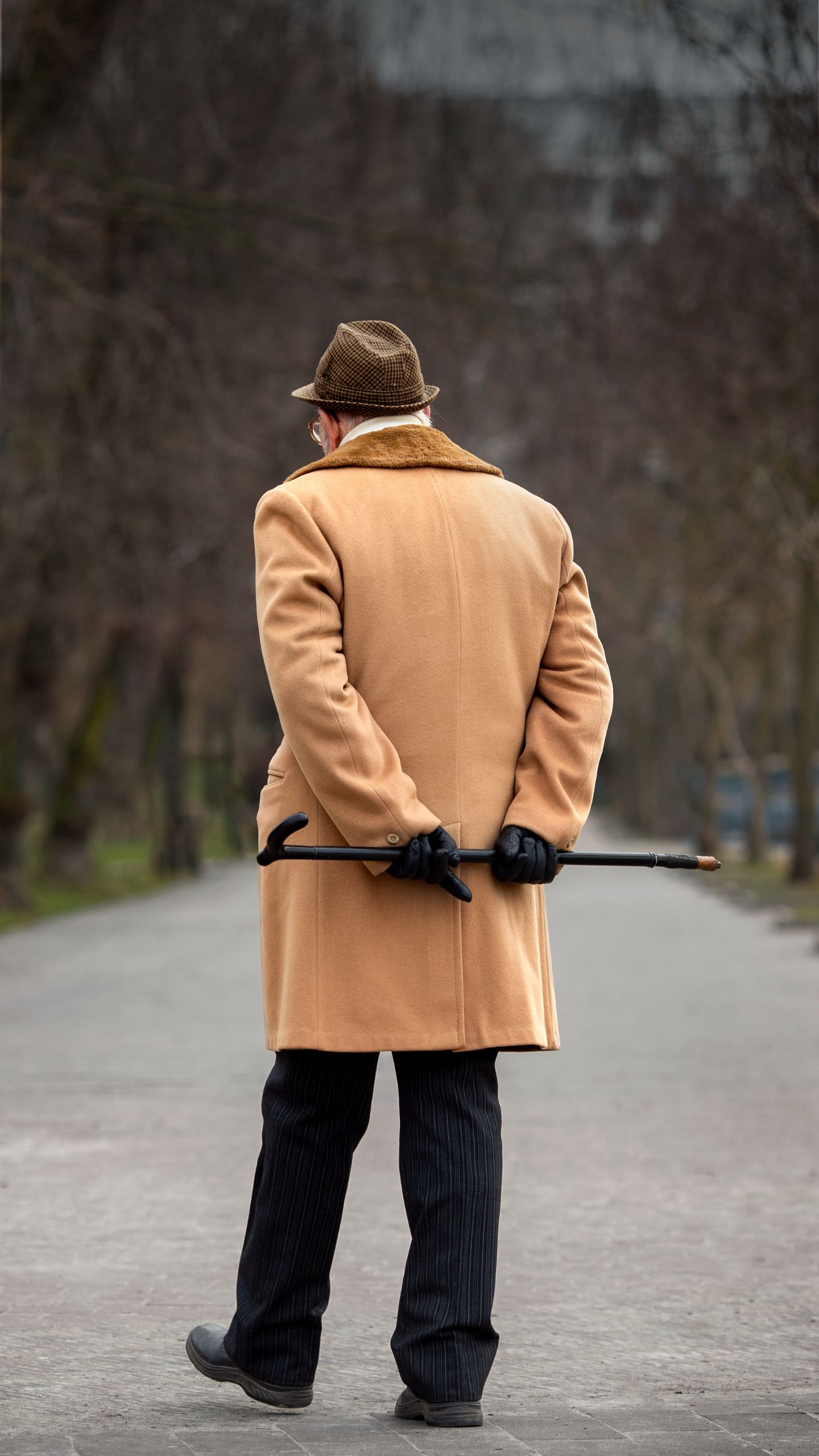 Caminhar com as mãos para trás: o que esse gesto revela sobre você e por que a psicologia diz que não é “só um hábito”