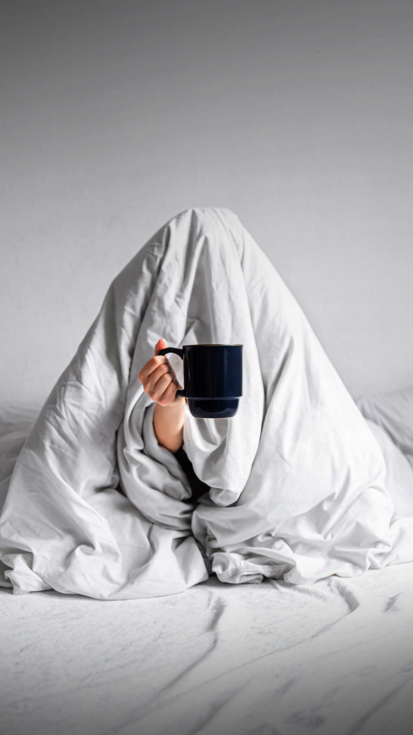 Pessoas que deixam o celular do lado da cama podem estar sabotando o próprio descanso