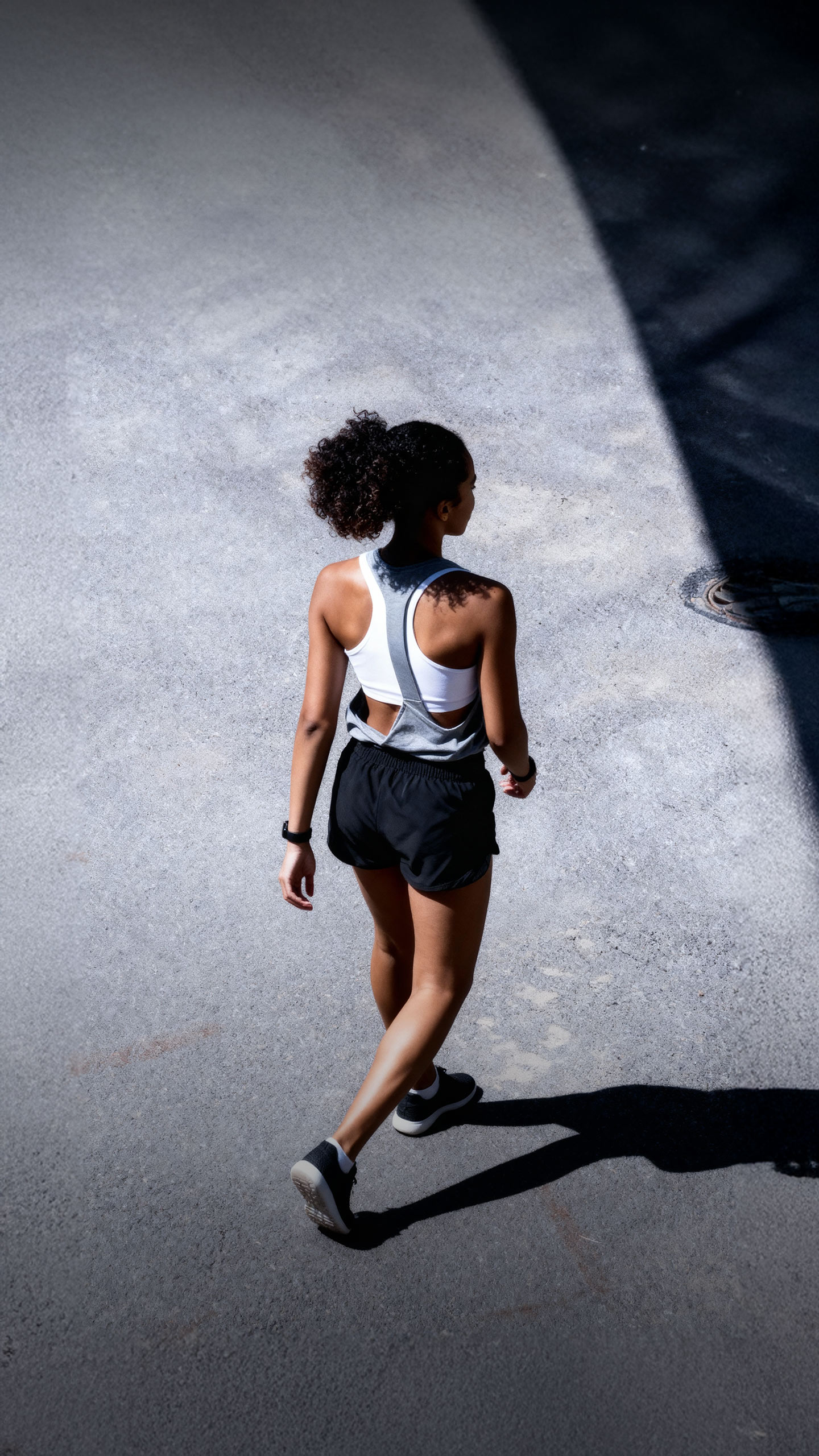 Alternar 3 minutos em passo rápido com 3 minutos em ritmo leve muda o estímulo cardiovascular sem aumentar o tempo total do exercício