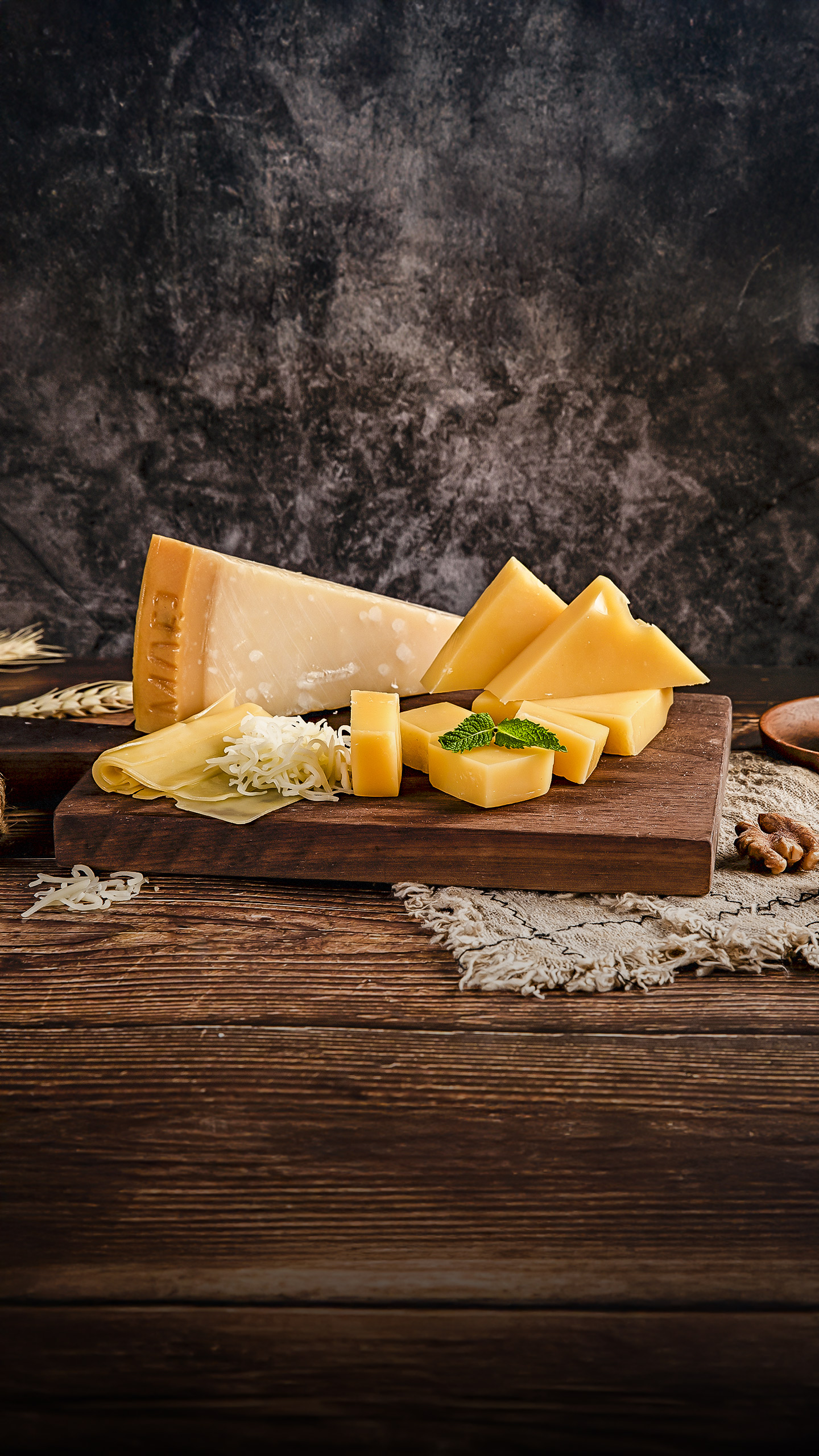 Qual variedade de queijo apresenta um teor proteico superior ao da carne?