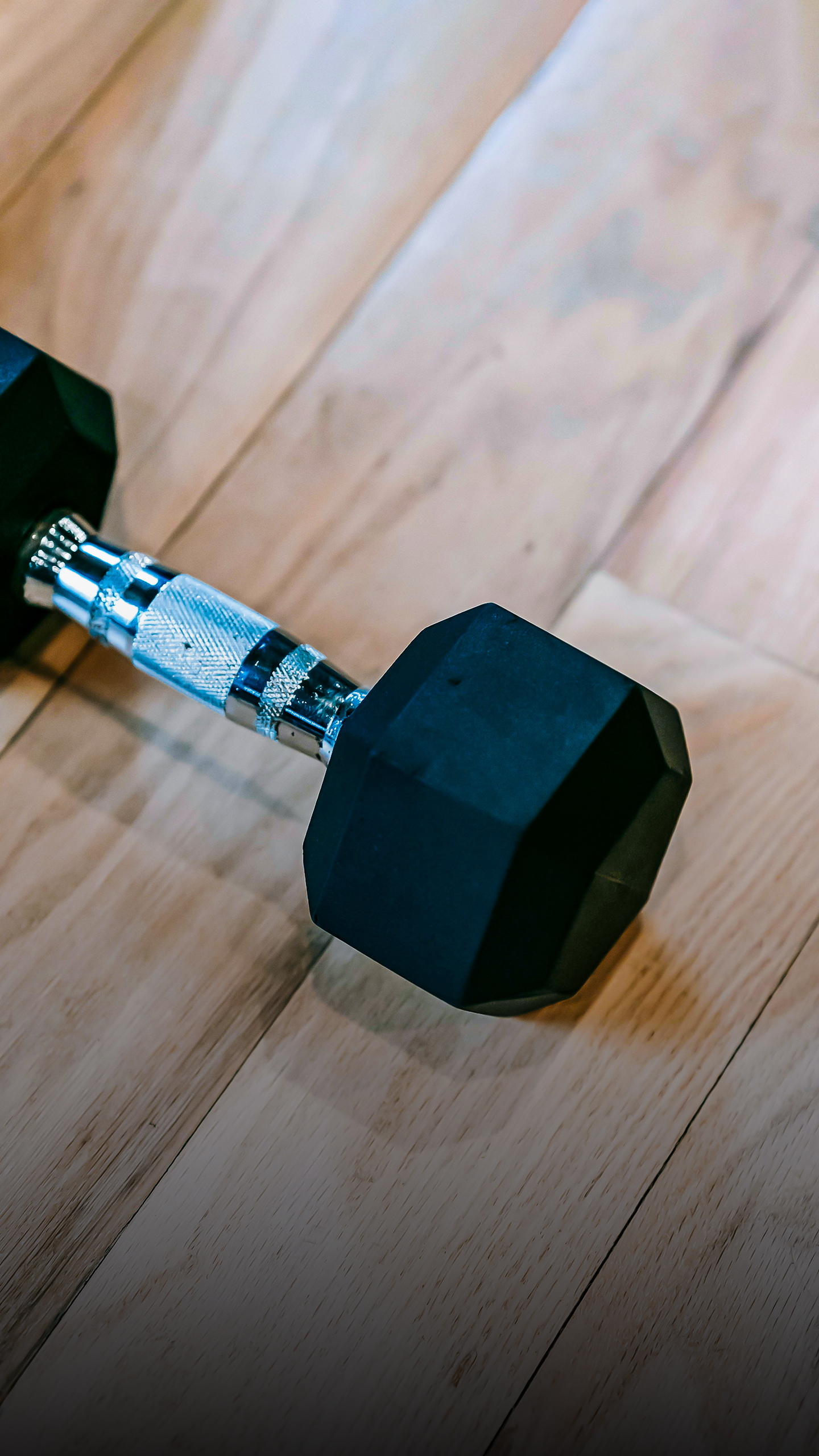 Especialistas em treinamento de força concordam: “Halteres de 5 kg oferecem uma carga ideal para estimular a força muscular e manter uma boa técnic...