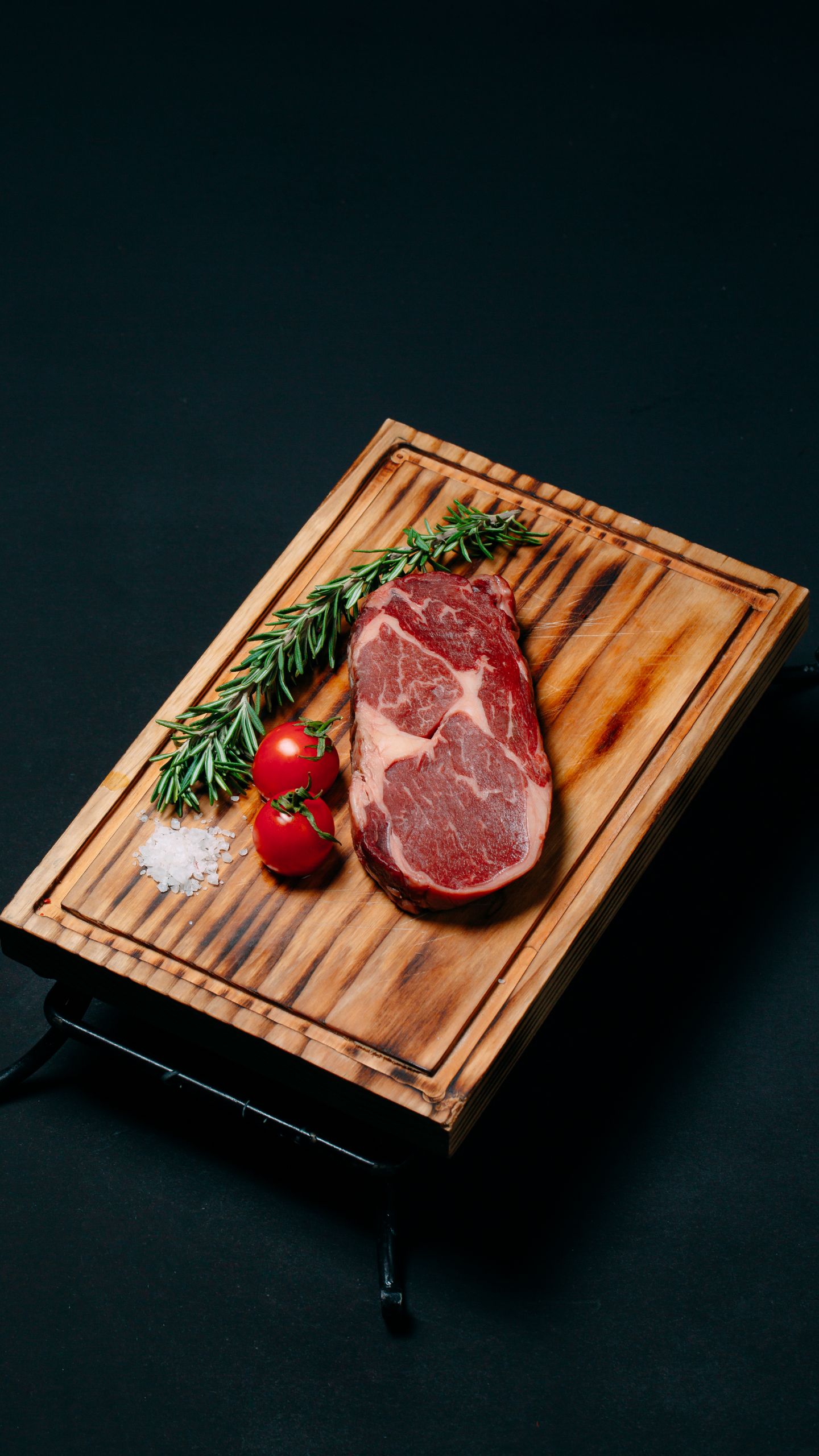 Demorei muito para entender por que a tábua de carne de madeira não deve ser lavada com a mesma esponja do resto da louça