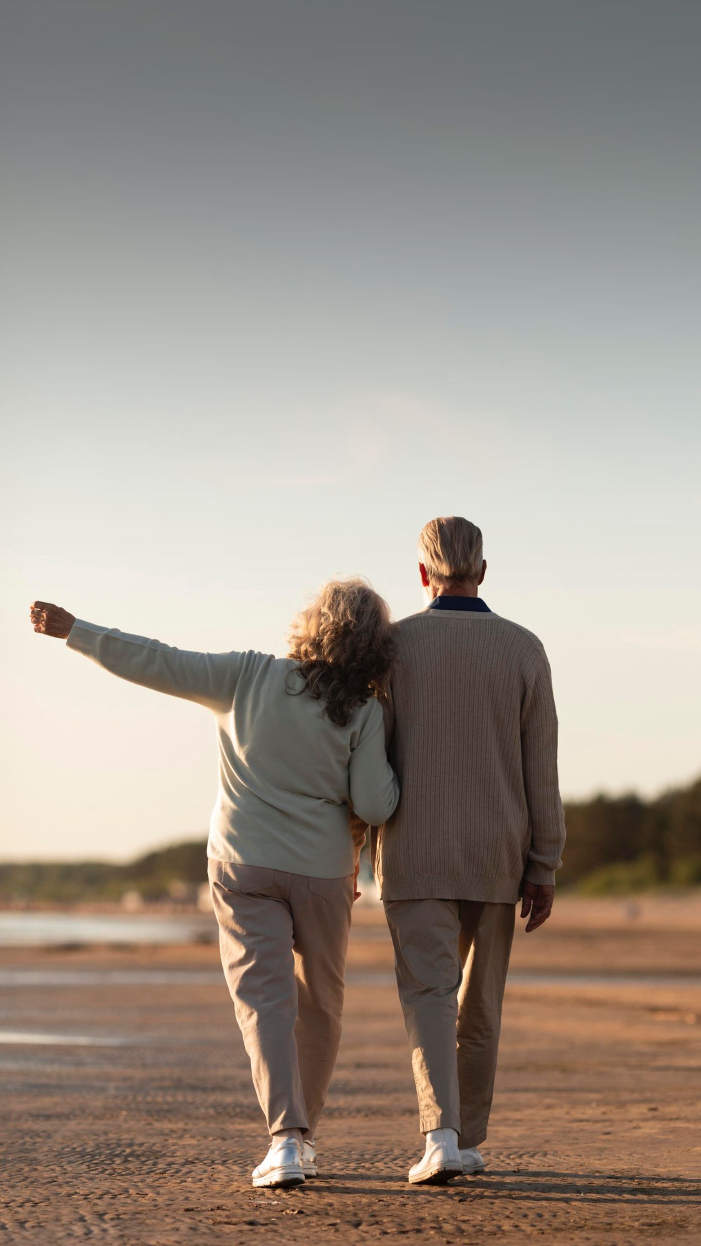 Nem às 6 nem às 8: a hora recomendada pelos especialistas para começar a levantar depois dos 60 anos
