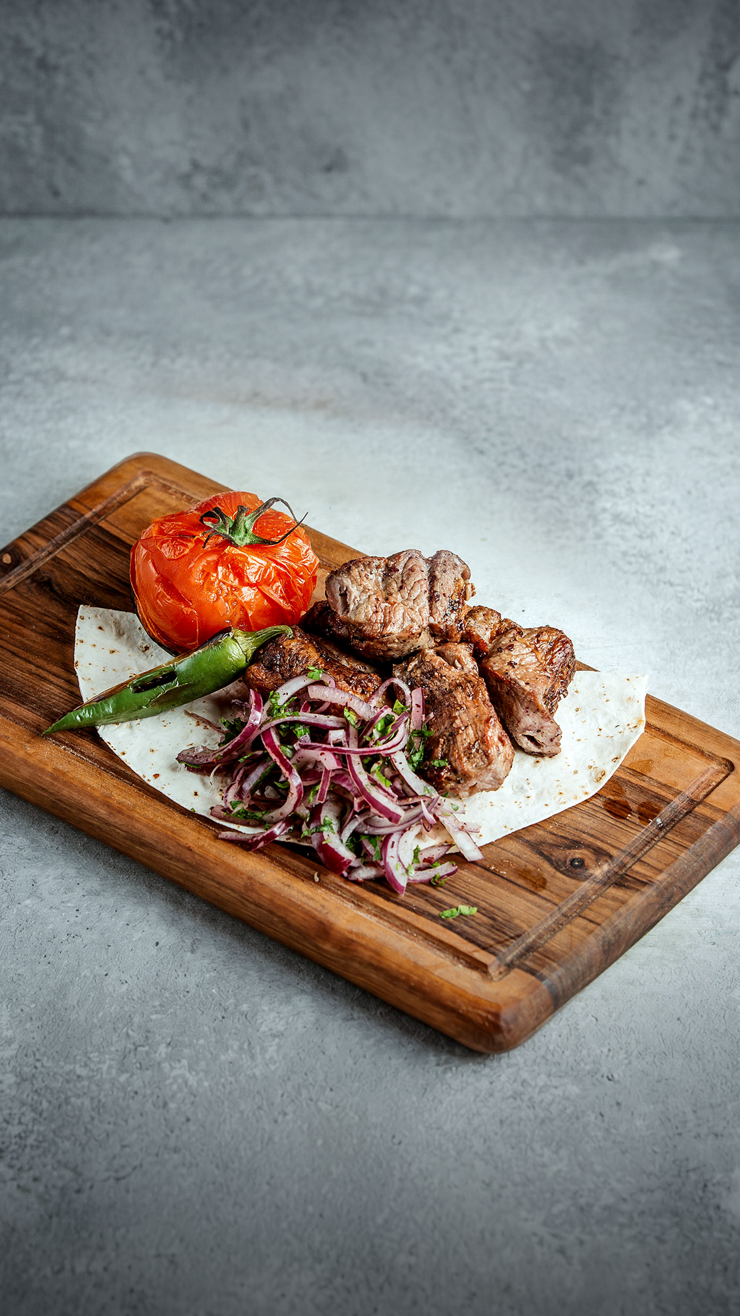 Qual tábua é melhor utilizar na cozinha: madeira, plástico ou metal