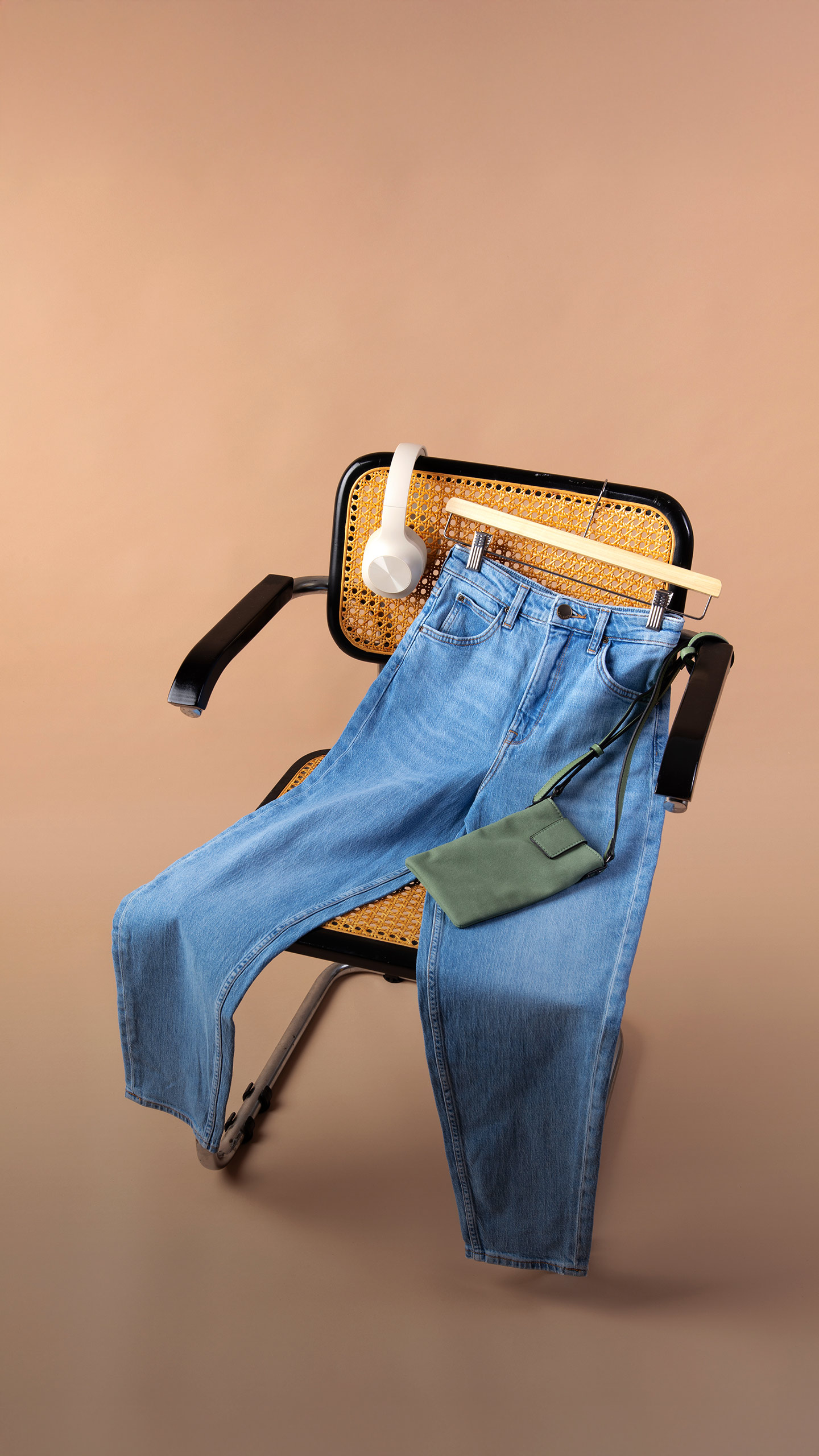 Do office look ao casual: 3 combinações de jeans cintura alta e sapato para investir