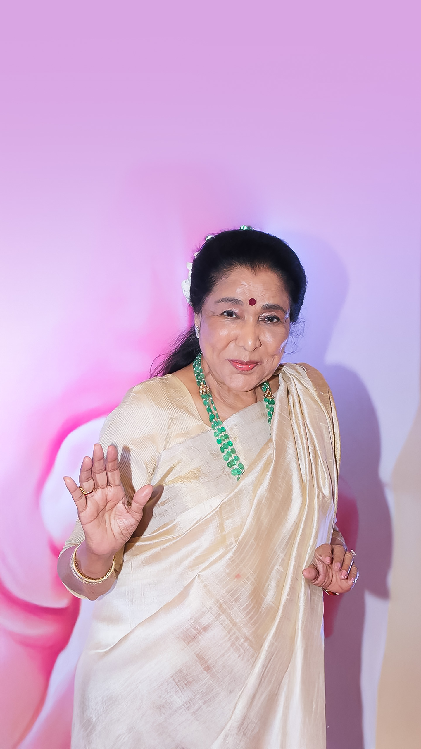 Asha Bhosle’s final journey draws huge crowds in Mumbai