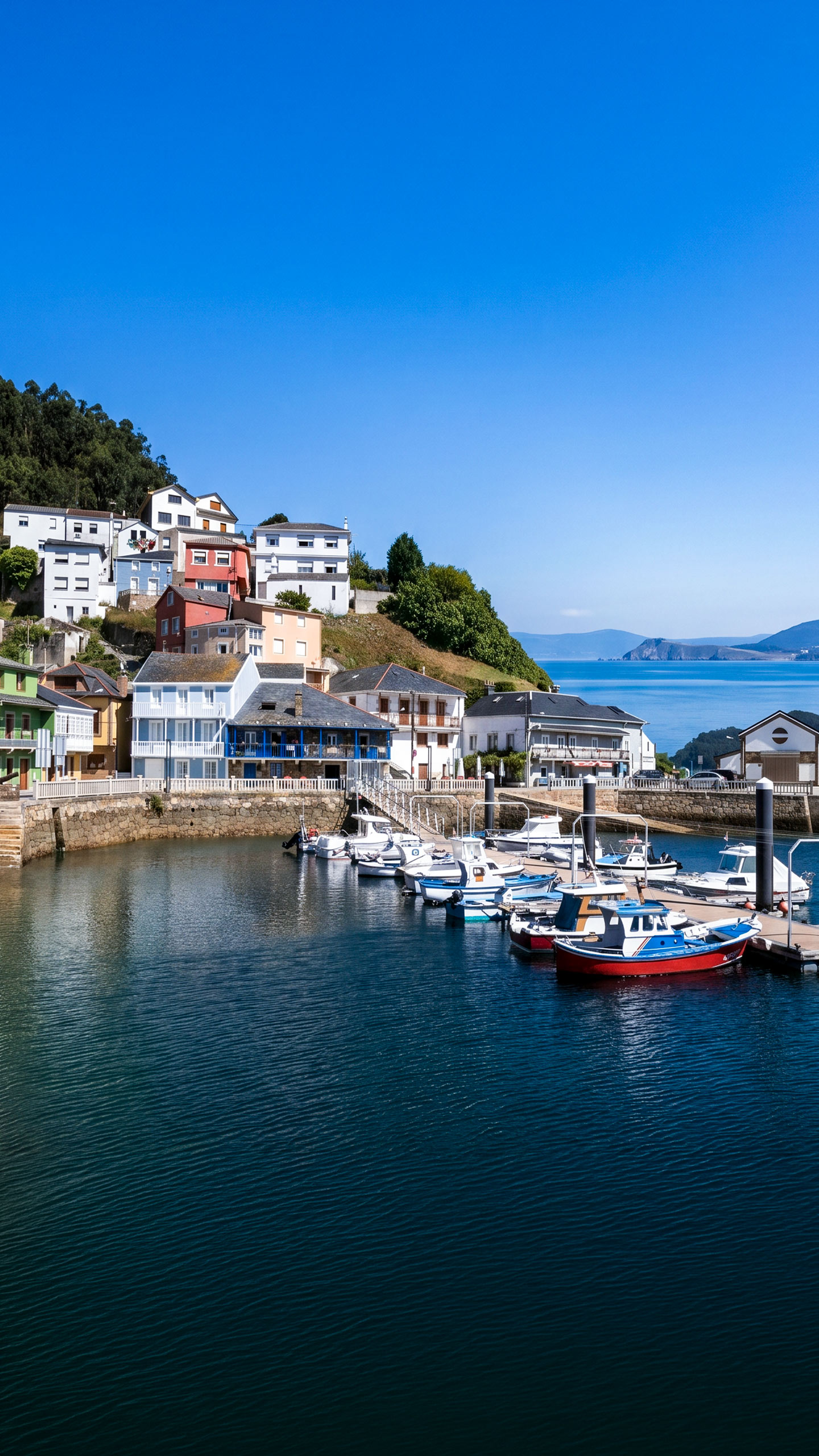 A cidade ideal para comer peixe fresco de qualidade e explorar a pé: patrimônio industrial e uma barragem romana do século II a.C.