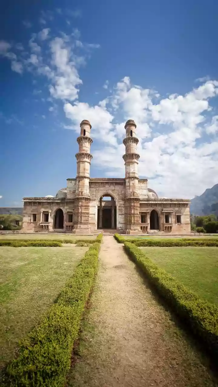 Monsoon palaces in Mandu draw budget weekend travellers from Bhopal and Indore