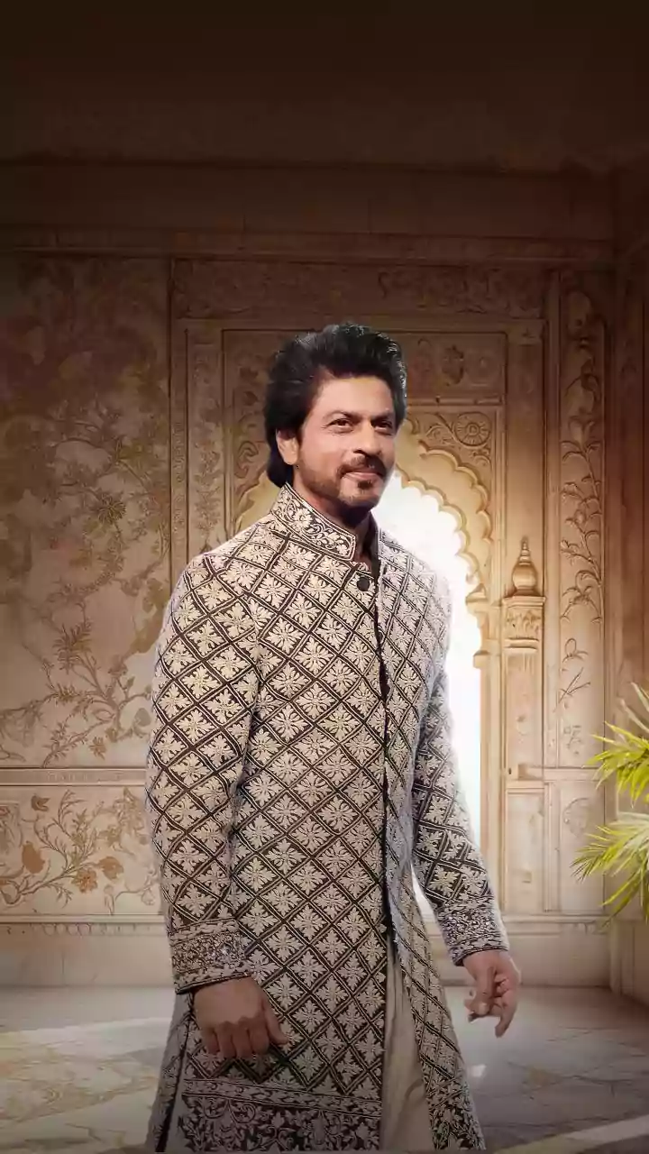 Shah Rukh Khan Avoids Paparazzi At Ambani Ganpati Bash, But Inside Photo Goes Viral