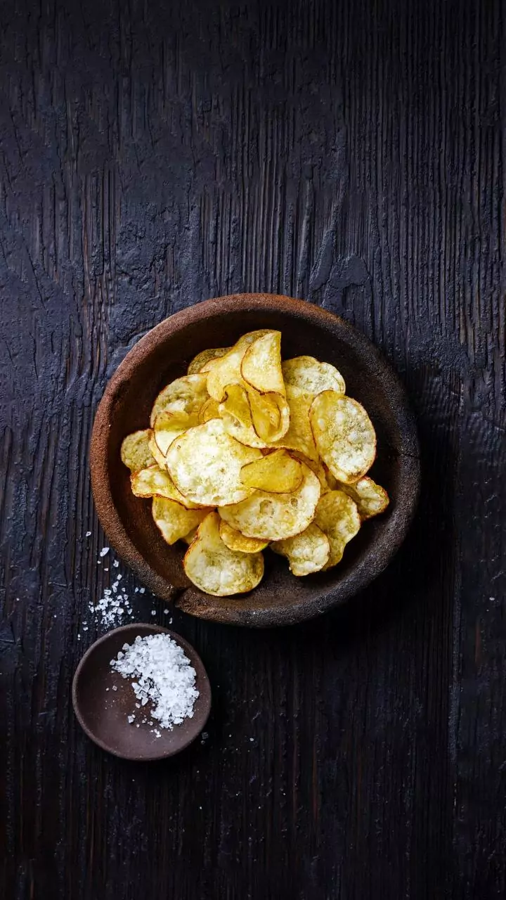 Como salvar comida muito salgada usando apenas uma batata: o truque simples e eficaz que ajuda a equilibrar o sabor, reduzir o excesso de sal e evi...