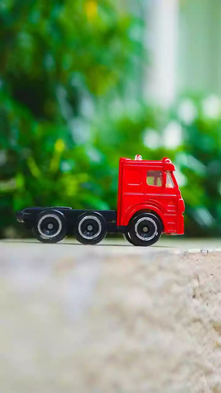 Tragic Collision: Coal Truck Claims Two Lives, Injures Four in Uttar Pradesh