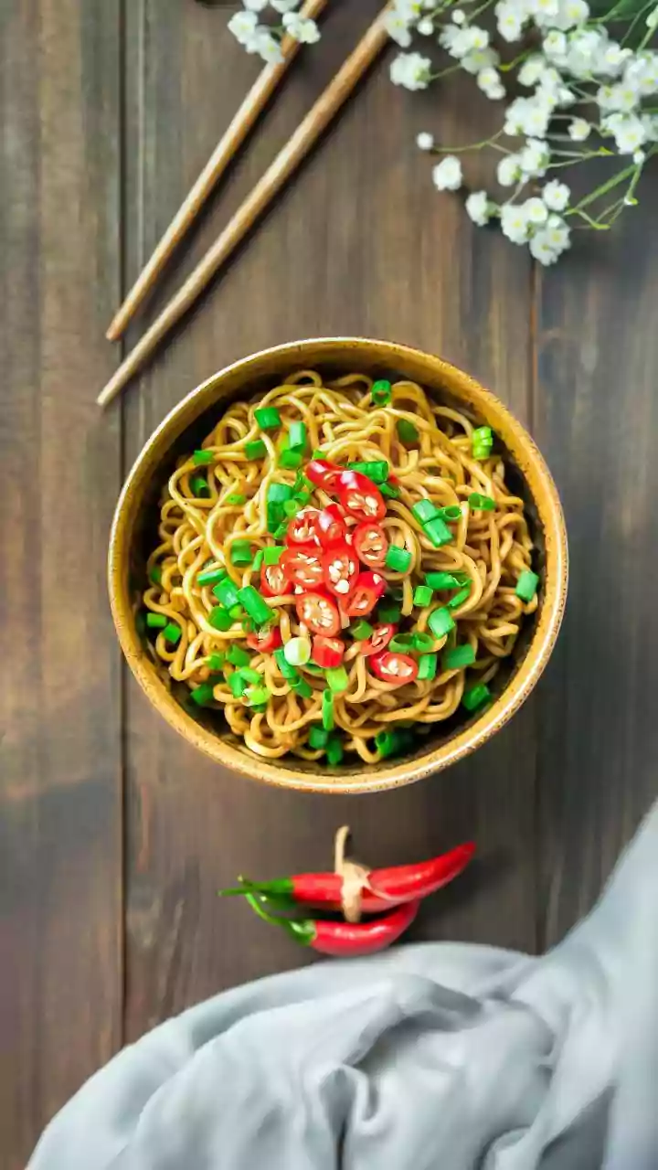 Midnight Cravings? Whip Up Spicy Sizzling Garlic Chilli Noodles in Minutes!