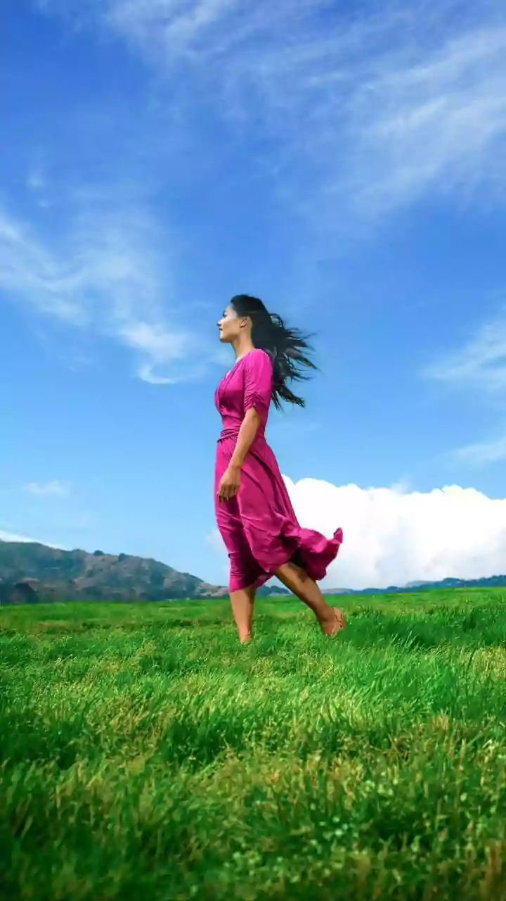 Walking Barefoot On Damp Grass Is The Latest Posture Trend