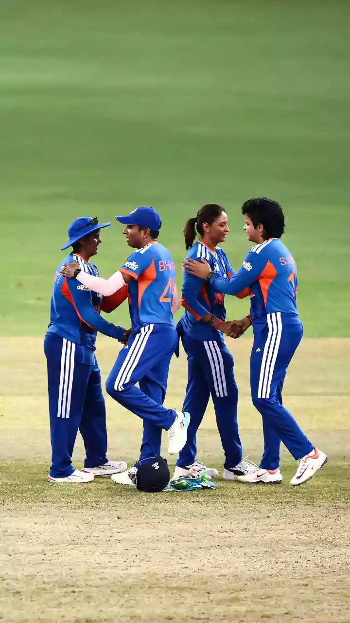 Harmanpreet Kaur lifts water bottle after Team India refuse to receive Asia Cup 2026 Trophy