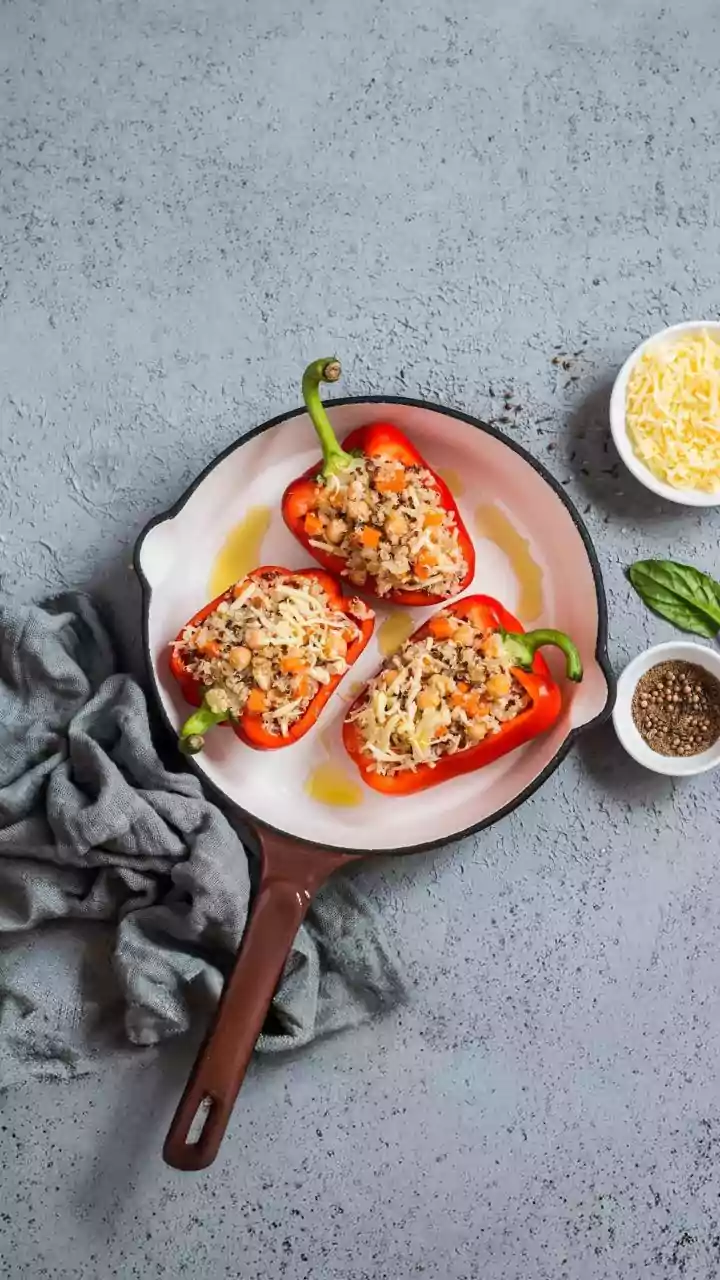 Como preparar pimentões recheados com frango e legumes: uma receita simples e versátil com ingredientes fáceis de encontrar