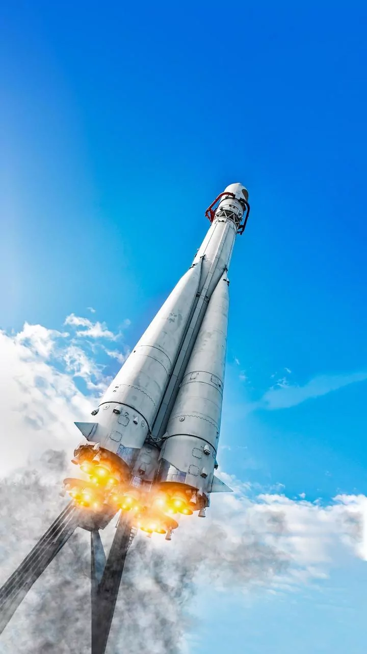 The Majestic Roll: How Rockets Master Their Mid-Air Spin for Spaceflight Success