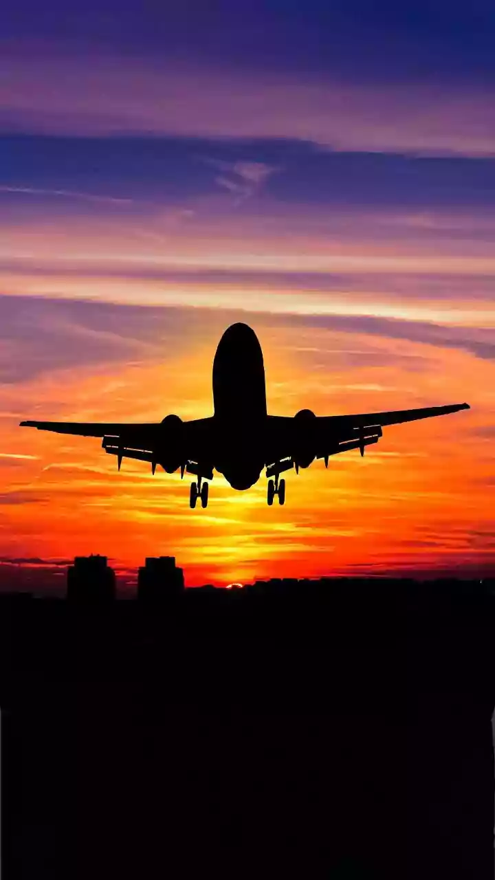 Why Pilots Sometimes Delay Landing While Staying Near The Airport