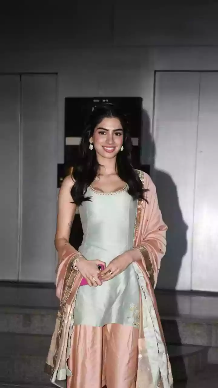 खुशी कपूर की अलमारी से 5 ब्राइड्समेड्स स्टाइल टिप्स