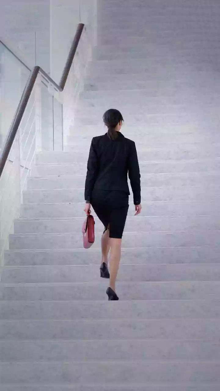This is how you should behave on stairs
