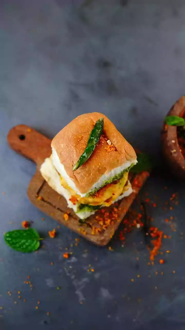 Mumbai's Iconic Vada Pav Reimagined: A Delectable Illusion in Cake Form!