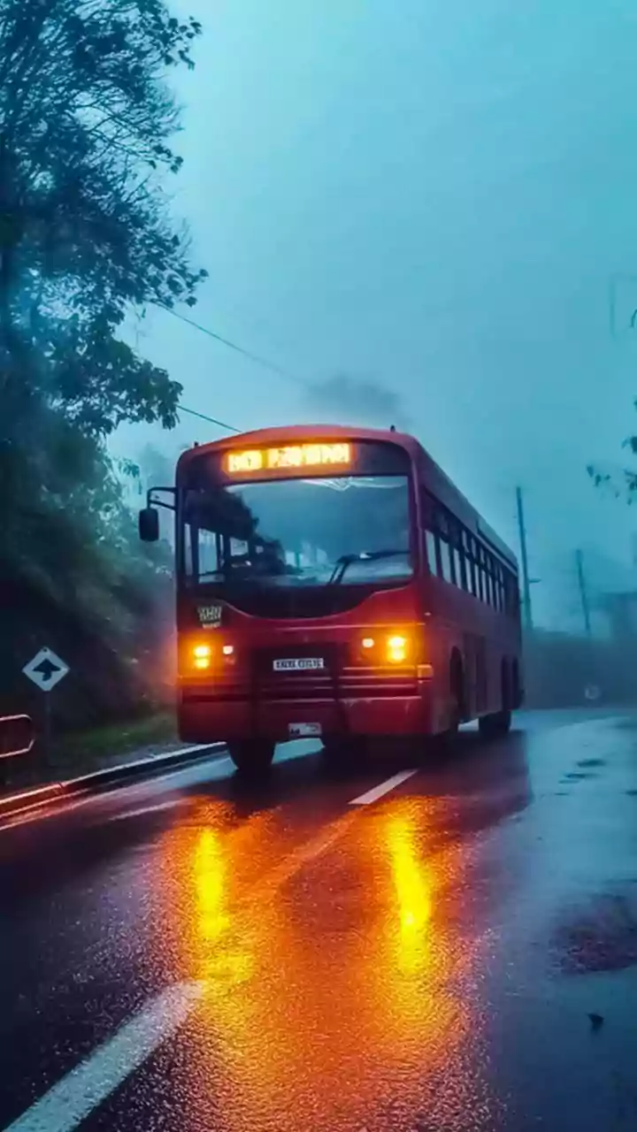 Unnao: 60-passenger bus on Delhi-Varanasi route overturns, 40 injured