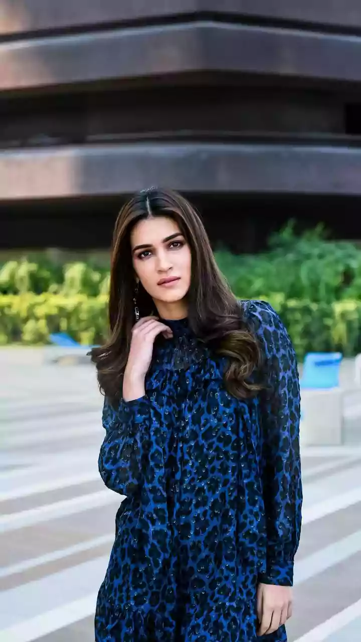 Kriti Sanon’s Sweet Family Moment At Nupur, Stebin Ben’s Reception | Watch