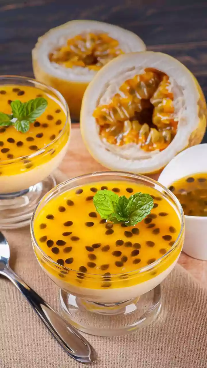 Sobremesa gelada de maracujá com crocante por cima: refrescante, cremosa e irresistível