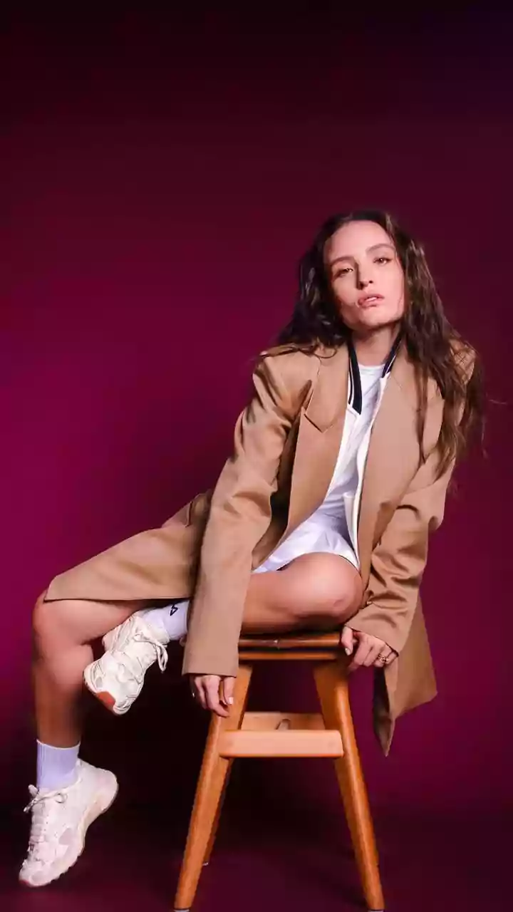 Larissa Manoela aposta em estampa de vaca para look de Festa Junina