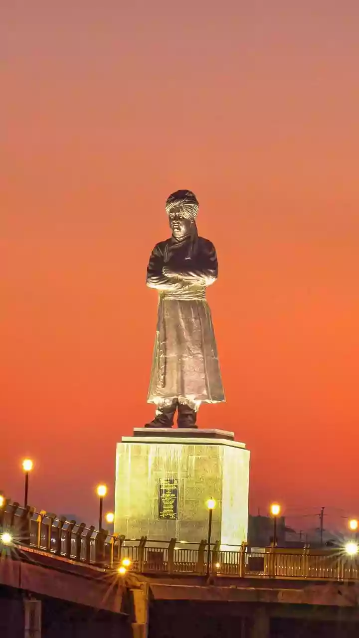 GK Quiz: How Did Swami Vivekananda Overcome Stage Anxiety Before His Iconic Chicago Speech? PM Modi Reminds Us