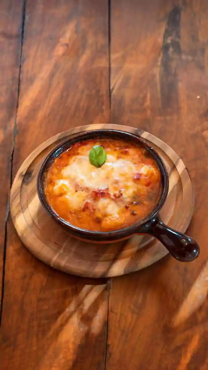 Todo mundo está fazendo: a receita de sopa de tomate com queijo quente que viralizou nas redes