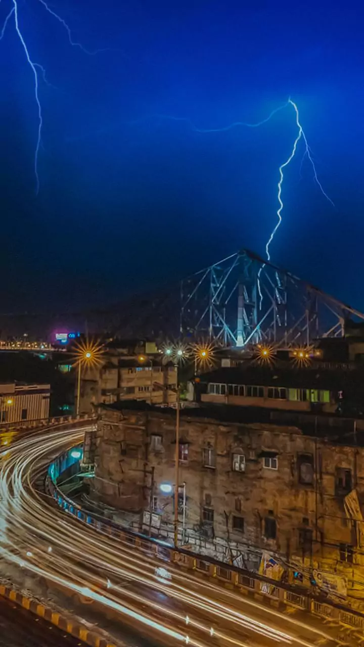 Kolkata swelters as MeT department forecasts heavy rain in north Bengal