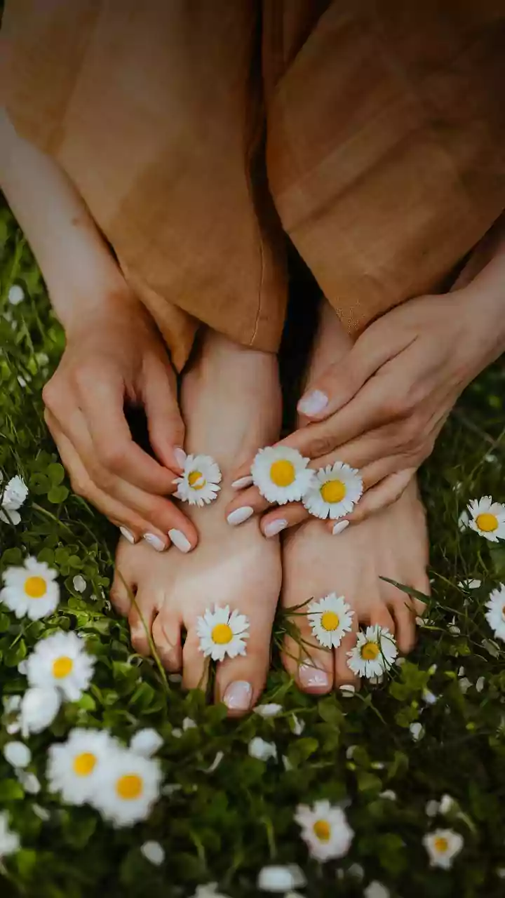 As melhores cores de pedicure para mulheres acima de 40 anos