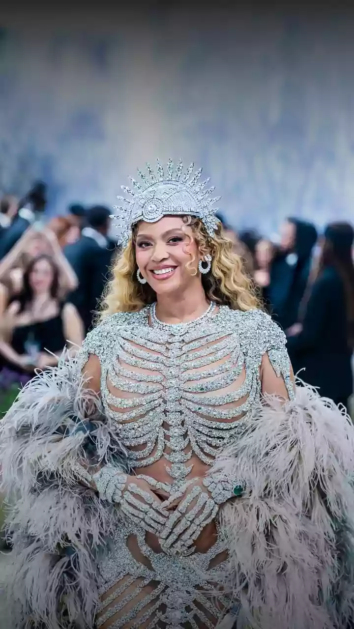 Beyoncé usa vestido de esqueleto humano em retorno ao Met Gala 2026