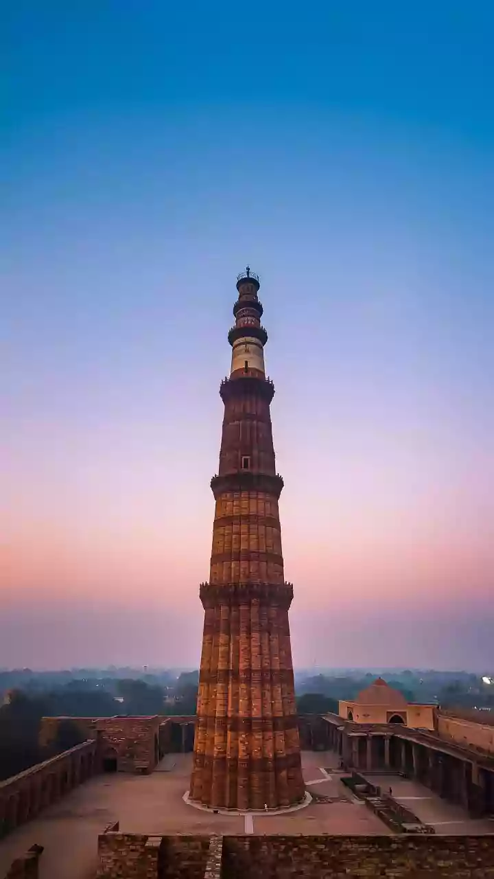 Thick Smog Chokes Delhi-NCR As Visibility Drops To Zero In Pockets, AQI Nears 500; Flights Hit Ahead Of Football Icon Messi's Visit To National Cap...