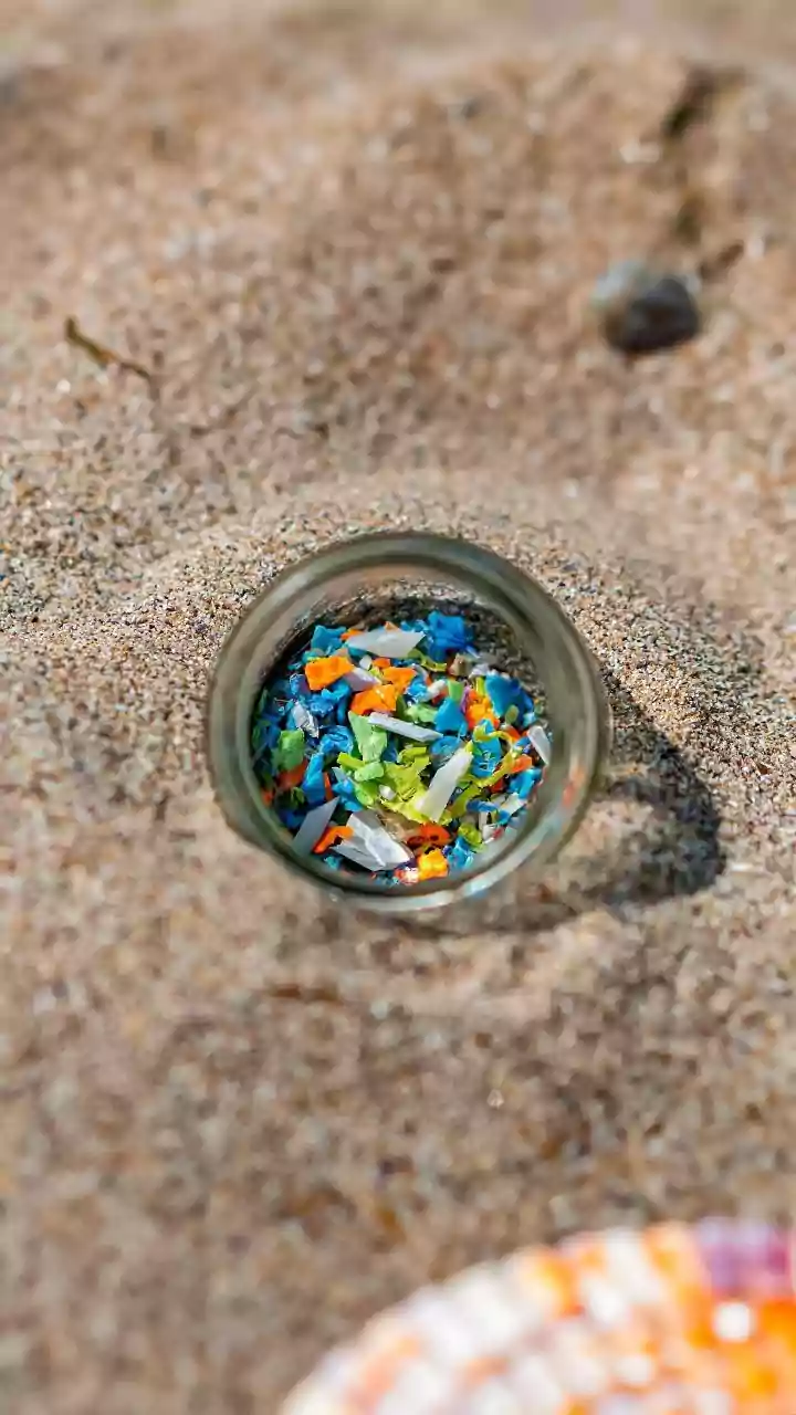 Microplásticos presentes no ar podem estar agravando o aquecimento global. Entenda como