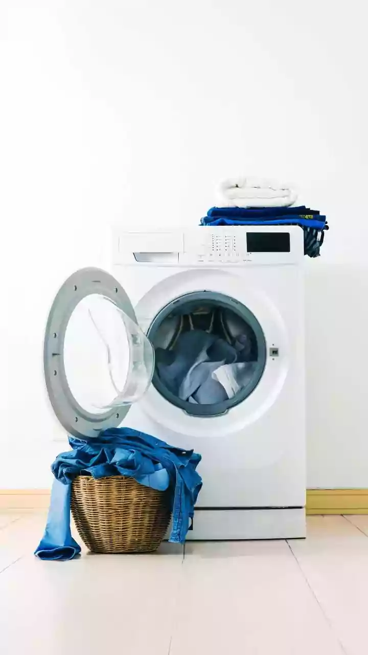 Unmasking the Laundry Machine's Secret Life: Why Your Clothes Still Smell!