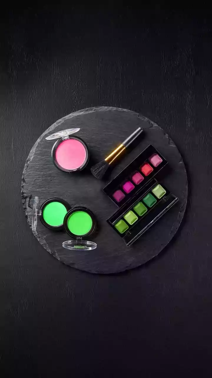 Unveiling Halloween Makeup: Glam & Spooky Trends!