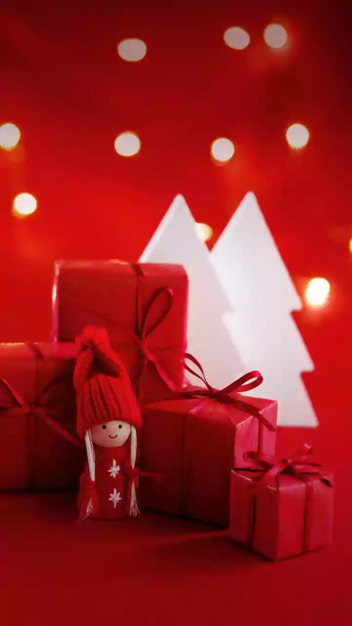 Optical Illusion: Christmas Special! Spot 9 Differences In Under 10 Seconds