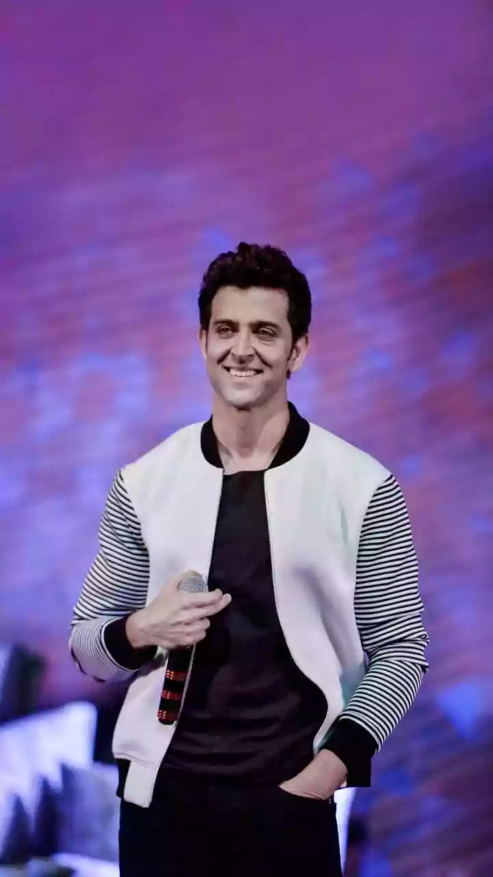 Hrithik Roshan Burns Dance Floor With Sons Hrehaan, Hridhaan At Cousin's Wedding | Watch