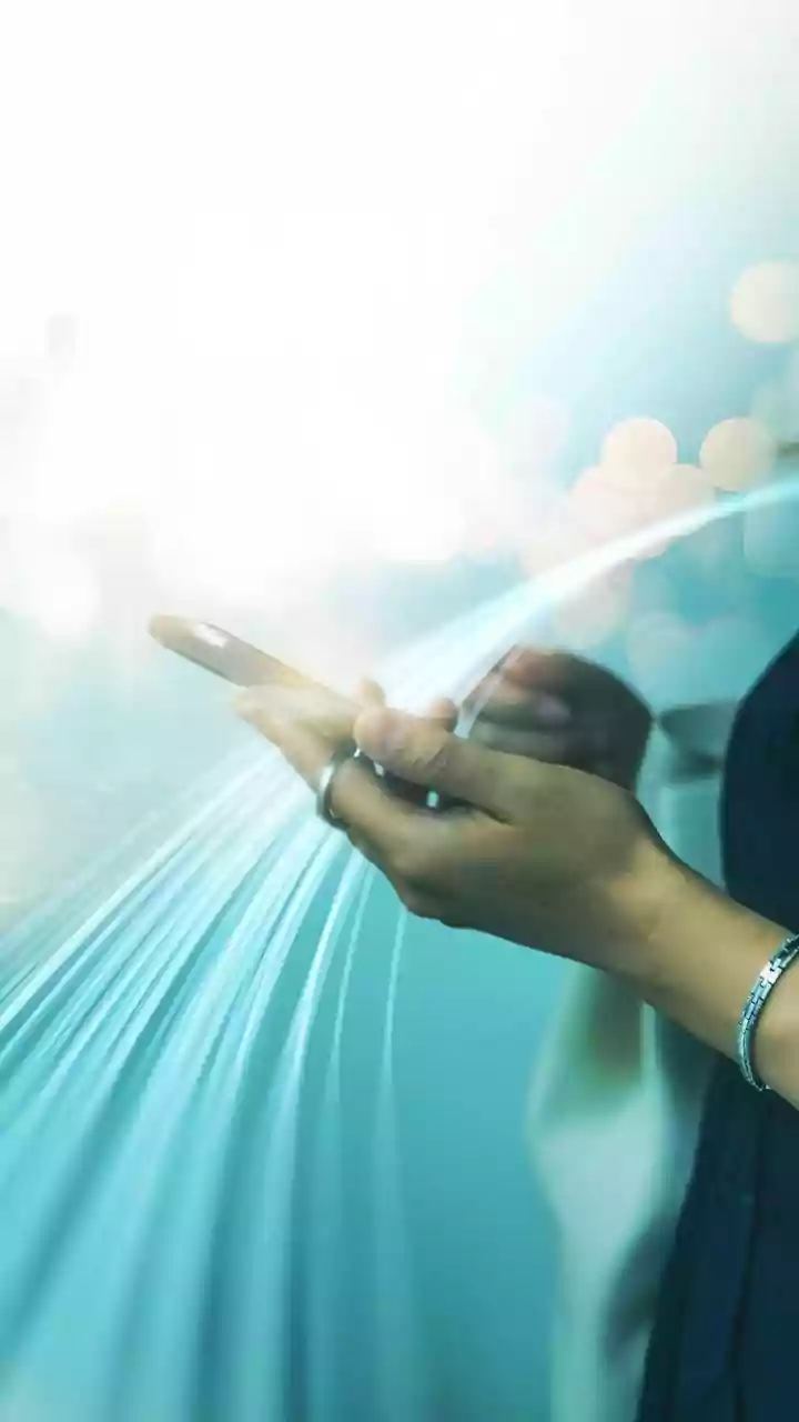 Unlock Mobile Creativity: NotebookLM's New Infographic & Slide Deck Features