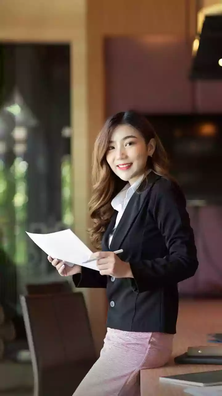 Fresh graduates offer entire 1st month's salary for job referrals