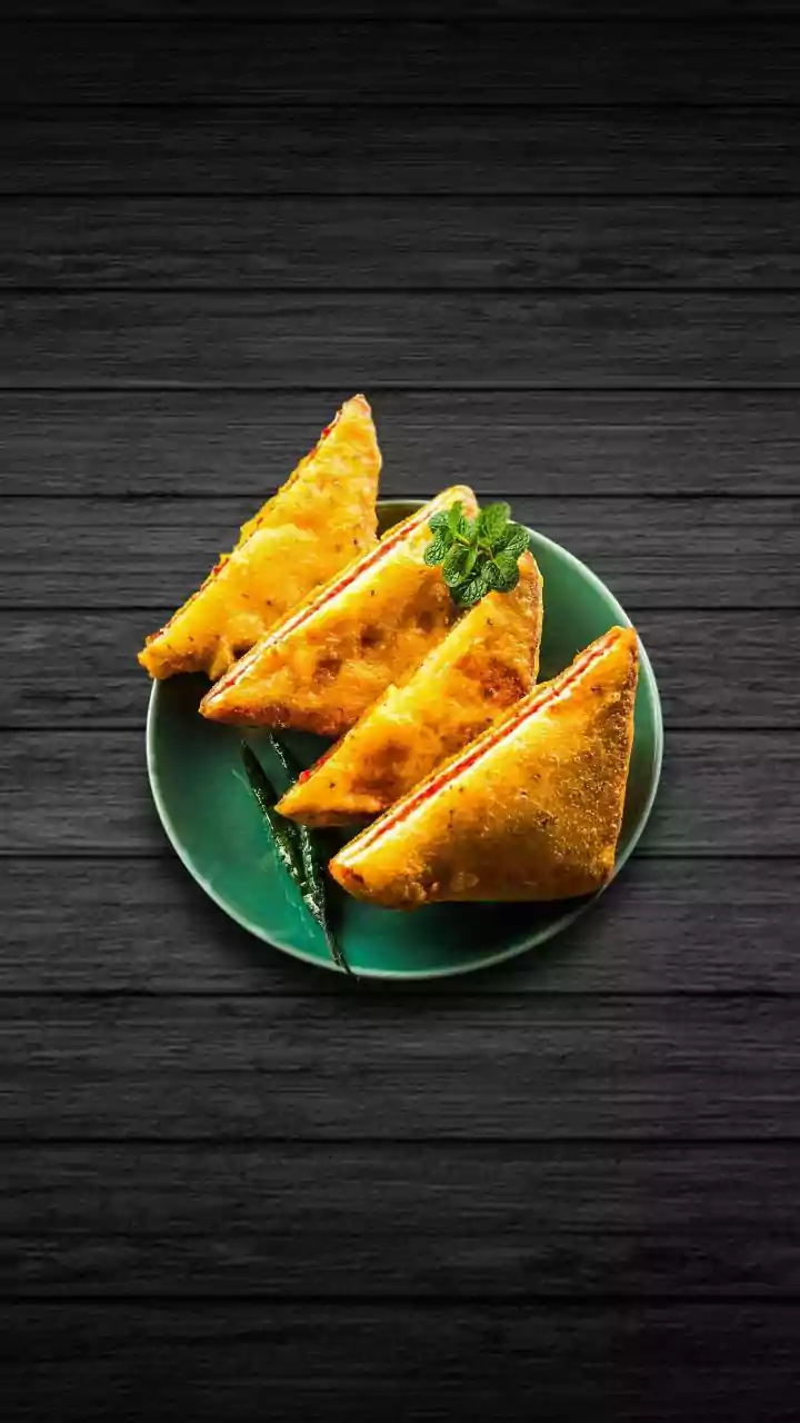How Home Cooks Make Crunchy Air-Fried Pakoras And Banana Chips Healthy Way