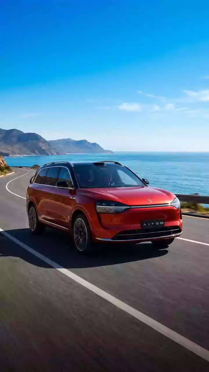 Estacione e mire na parede: o farol da Huawei vira um cinema ao ar livre