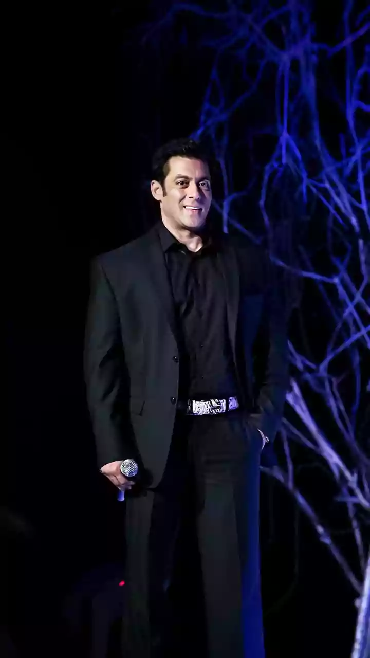 Salman Khan Exudes His Distinctive Style Upon Arriving in Jamnagar for New Year Celebrations - WATCH