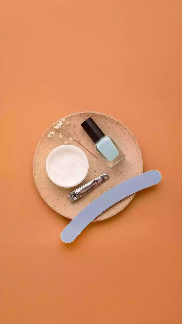 Nada de cutículas ressecadas ou arranhadas: os 3 melhores produtos para cuidar das suas unhas em casa
