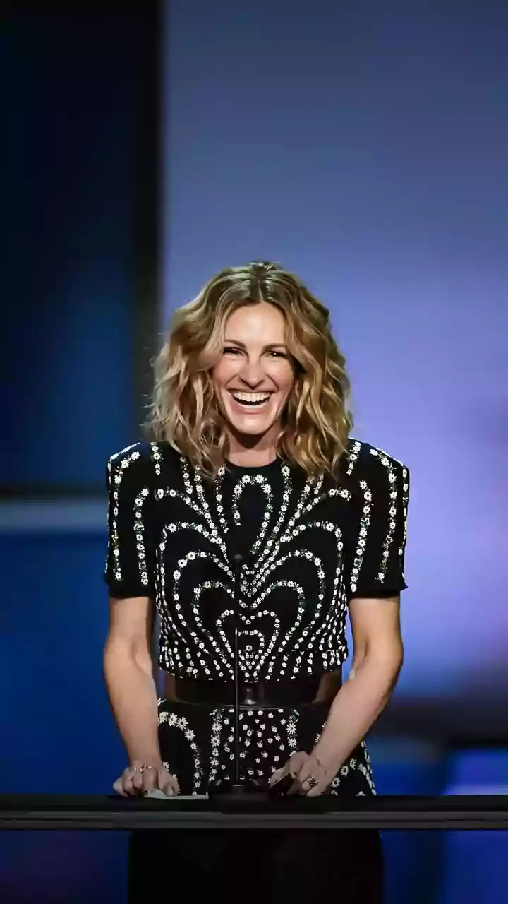 Golden Globes standing ovation proved Julia Roberts needs no trophy