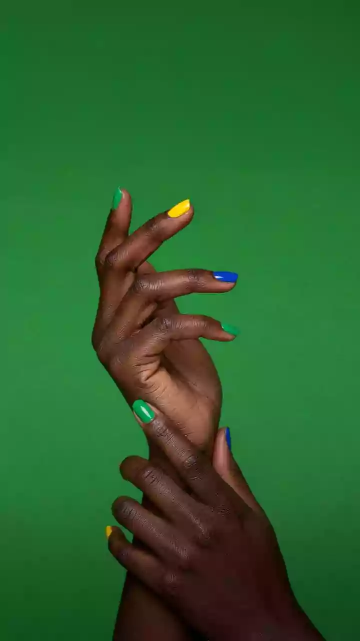 12 nail arts minimalistas e elegantes para torcer pelo Brasil