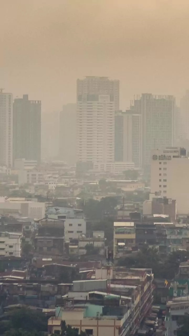 Delhi's AQI remains 'very poor' on coldest day of season so far; mercury dips to 5.6 deg C