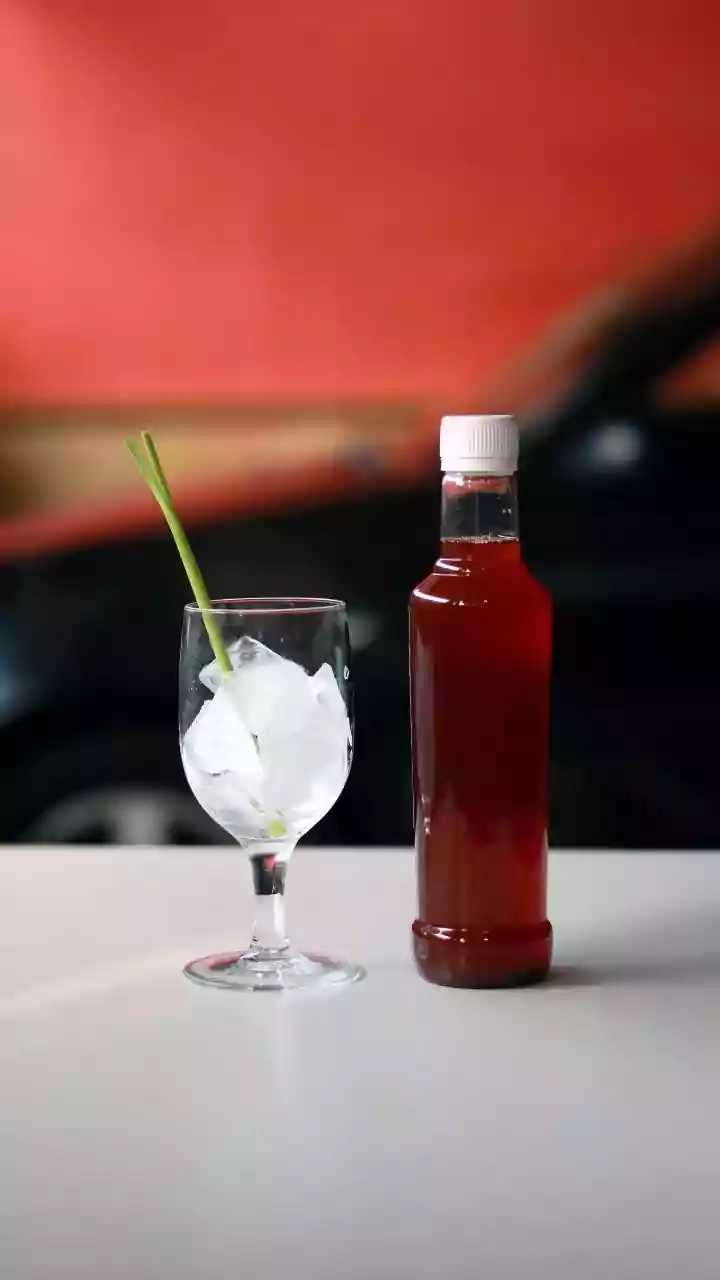 How Hibiscus And Lemongrass Replace Artificial Syrups In Cold Steeped Drinks