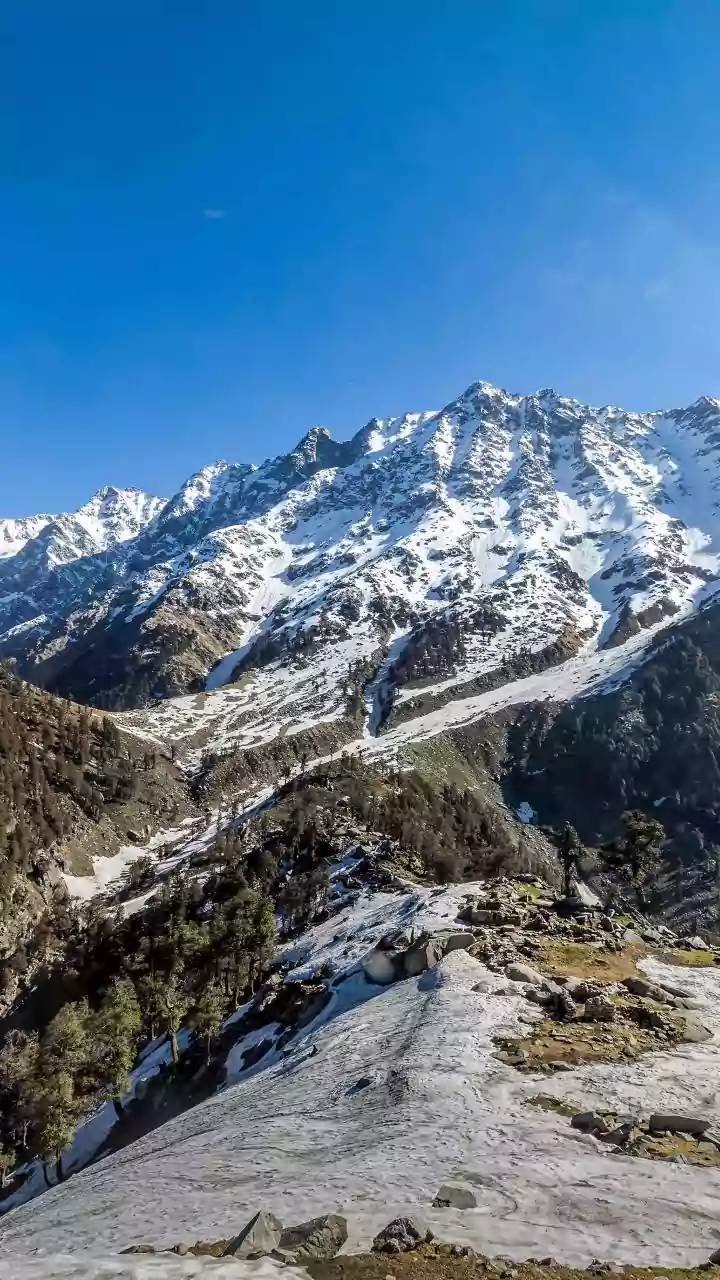 Fresh snowfall in Himachal Pradesh's Kullu delights tourists